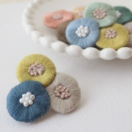 再販:3.色とりどりなお花のブローチ
