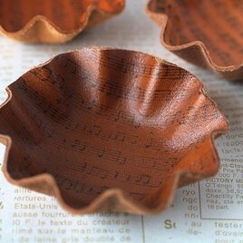 カップケーキ型・革のミニトレイ＜楽譜・ブラウン＞
