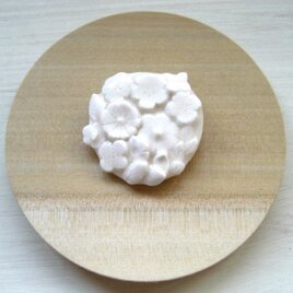 Flowers pattern Brooch (白磁・丸)の画像