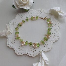 【SALE】風にそよぐ白いお花と緑のブレスレット♡