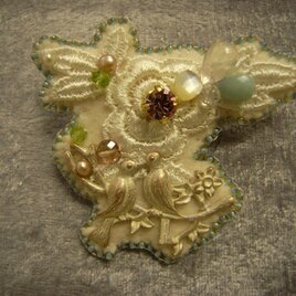 幸せな白い鳩のブローチ兼ペンダント