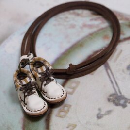 ミニ編み上げブーツのネックレス　＊スノーホワイト裏地付