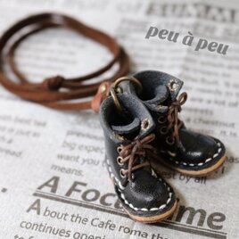 ミニ編み上げブーツのネックレス　＊ブラック
