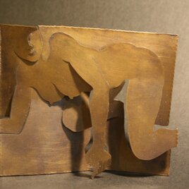 ヌードの切りぬきレリーフ「舌禍」