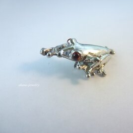 ガーネット　シルバー製アカメアマガエル　ピンバッチの画像