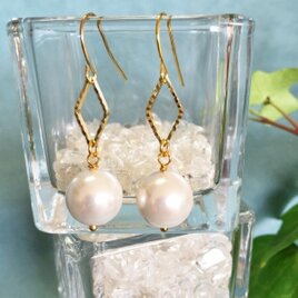 シェルパールとゴールドパーツのピアス(イヤリング)
