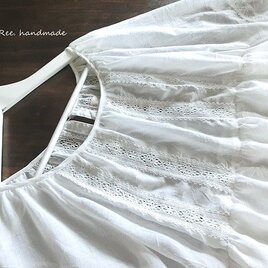 ★オフ白綿ポリエステル白+トーションレースギャザーブラウス