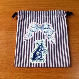 クラシックプリント巾着（リボン×ウサギ）の画像
