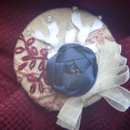 麻リネンのリボン刺繍ブローチB