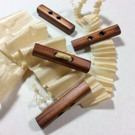 ヒノキアスナロの切れ端ボタン