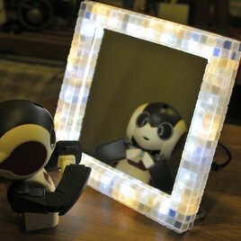 【オーダーメイド品】モザイクタイルのフレームの卓上鏡　(レフ照明入り)の画像