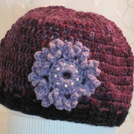 菫色のお花モチーフ付きワインカラー帽子の画像