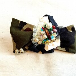 迷彩柄のリボン風コサージュ