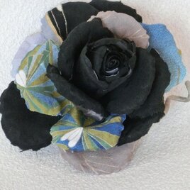 着物地のコサージュ