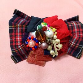 アシメトリーなリボン風のチェック柄コサージュ