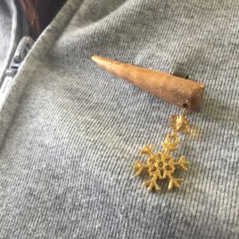 雪のちらつくトチノキブローチ