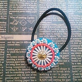 ビーズ刺繍のお花のヘアゴムの画像