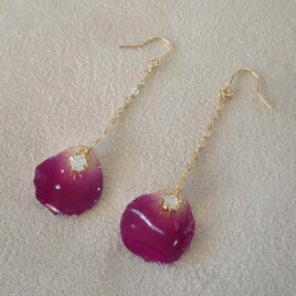 風に揺れるバラの花びらピアス