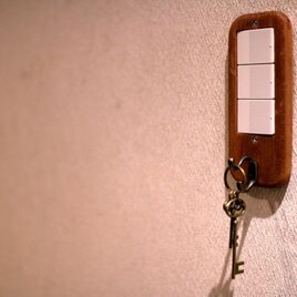 WOODEN SWITCH PLATE with key hook キーフック付きスイッチカバーの画像