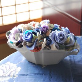 和布とプリザーブドローズの装花 ー プリばらワーク うすぎぬの青