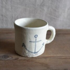 カップ　白マット釉　絵付け　イカリマーク　あお