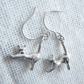 ぐーんと伸びをしている猫のイヤリング