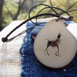 タグア ベッコウ象嵌 ペンダントトップ「リャマ」作品No.403