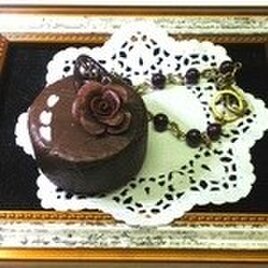 チョコレートケーキのバッグチャームの画像