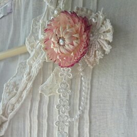 ヘリクリサムとパールとレースのコサージュ