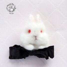 うさぎのもふもふブローチ（ルビーアイドホワイト）