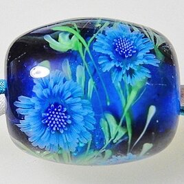 とんぼ玉絹ひもネックレス　ブルーのヤグルマギク