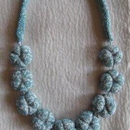梅　布ネックレス　ブルー