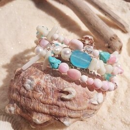 ピンクサンドビーチ風クイーンコンクシェルの3連ブレスレットの画像