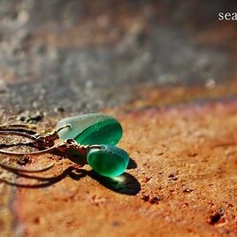 ペールグリーンのピアス