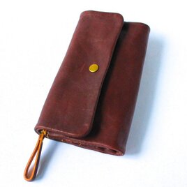 しかくい顔のソフトなレザー長財布。