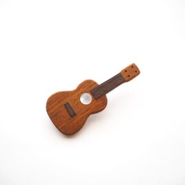 楽器と同じ材料で制作したukuleleブローチ　ペンダント　白蝶貝verの画像