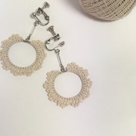 デコラティブレースのフレームピアス/イヤリング（オフホワイト・きなり）　フープ