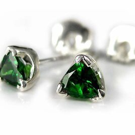 タンザニア産　ツァボライト　シルバーピアス