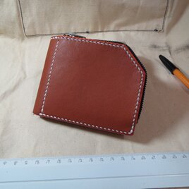 二つ折り財布・手縫い・ヌメ革・オレンジブラウン・左手で使いやすいファスナー式の財布です。の画像