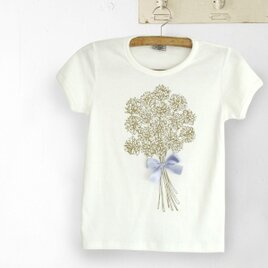 シロツメ草の花束Tシャツの画像