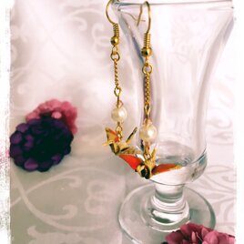 ゆらり♪鶴の折り紙ピアス ベージュxオレンジ