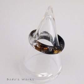 黒に金箔のレジンリングの画像