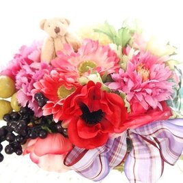 くまちゃんとお花山盛りの花かご