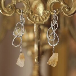 シトリンとツイストループのイヤリング