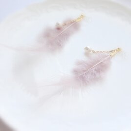 ふんわりフェザーとパールのイヤリング/モカ