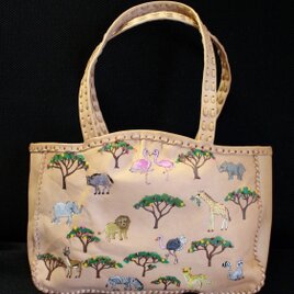 レザーショルダーバッグ フラワーエンブレム付き レザーショルダーバッグ フラワーエンブレム付き