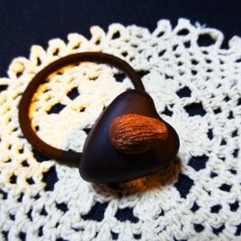 チョコレートヘアゴム（アーモンドハート）の画像
