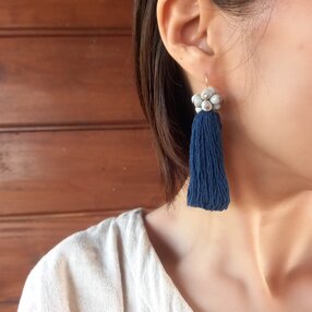 草木染め綿糸のふさふさとジュズダマの耳飾り 藍 /ピアス or イヤリング/チェンマイ カレン族/ フェアトレード