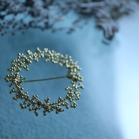 Brass brooch 「Winter wreath」