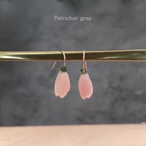 桜ペタル。クィーンコンクシェルとトルマリンのピアス。